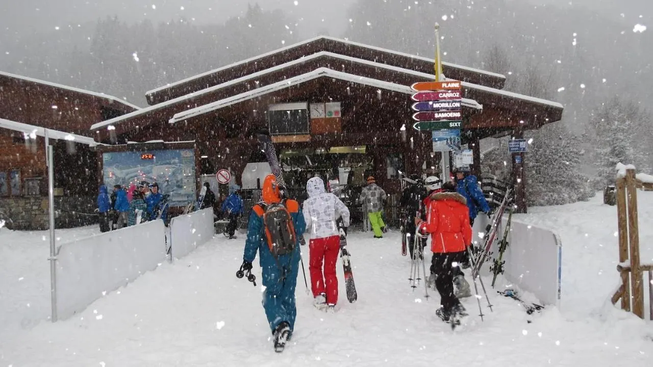 Charmant Mobilhome A 2 Pas Remontes Ski Samoëns Francia